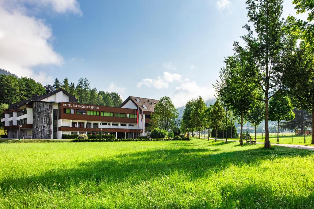 ein großes Gebäude auf einem grünen Rasen in der Unterkunft Seminar- & Sporthotel Freunde der Natur in Spital am Pyhrn