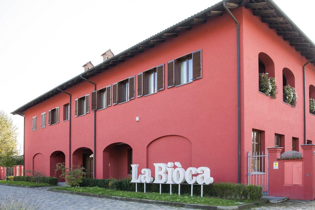 un bâtiment rouge avec les mots la boca qui y sont écrits dans l'établissement Agriturismo La Biòca, à Serralunga d'Alba