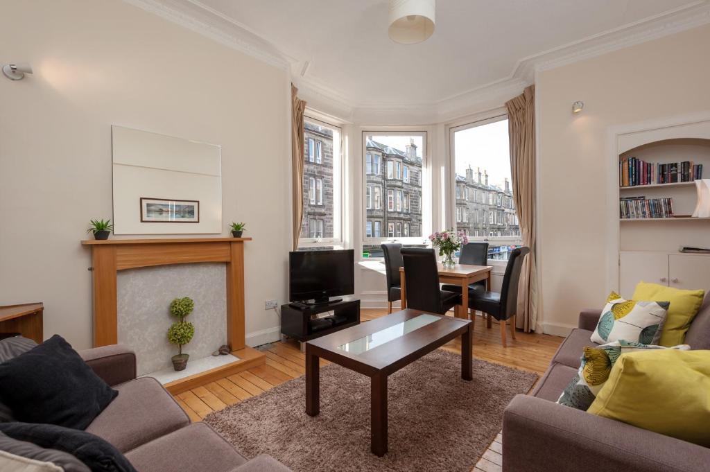 A seating area at Edinburgh Rossie Place Apartment
