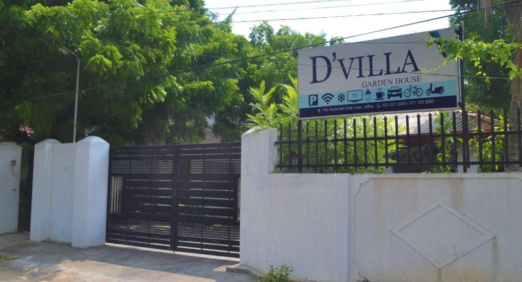 een bord op een poort voor een gebouw bij D'Villa Garden House in Jaffna