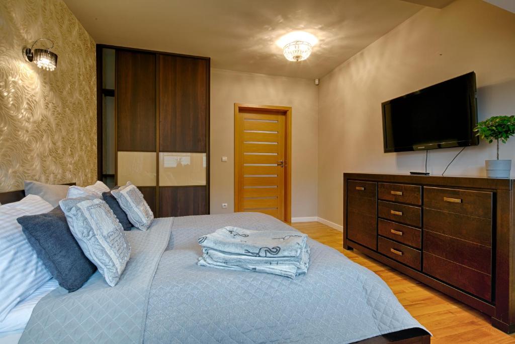 Posteľ alebo postele v izbe v ubytovaní Apartament Bystra Woda 29 komfortowy centrum