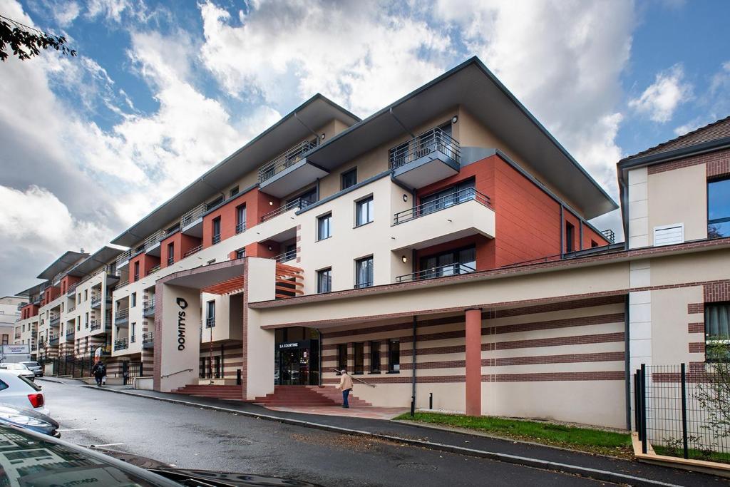 un edificio al lado de una calle en DOMITYS La Courtine, en Melun