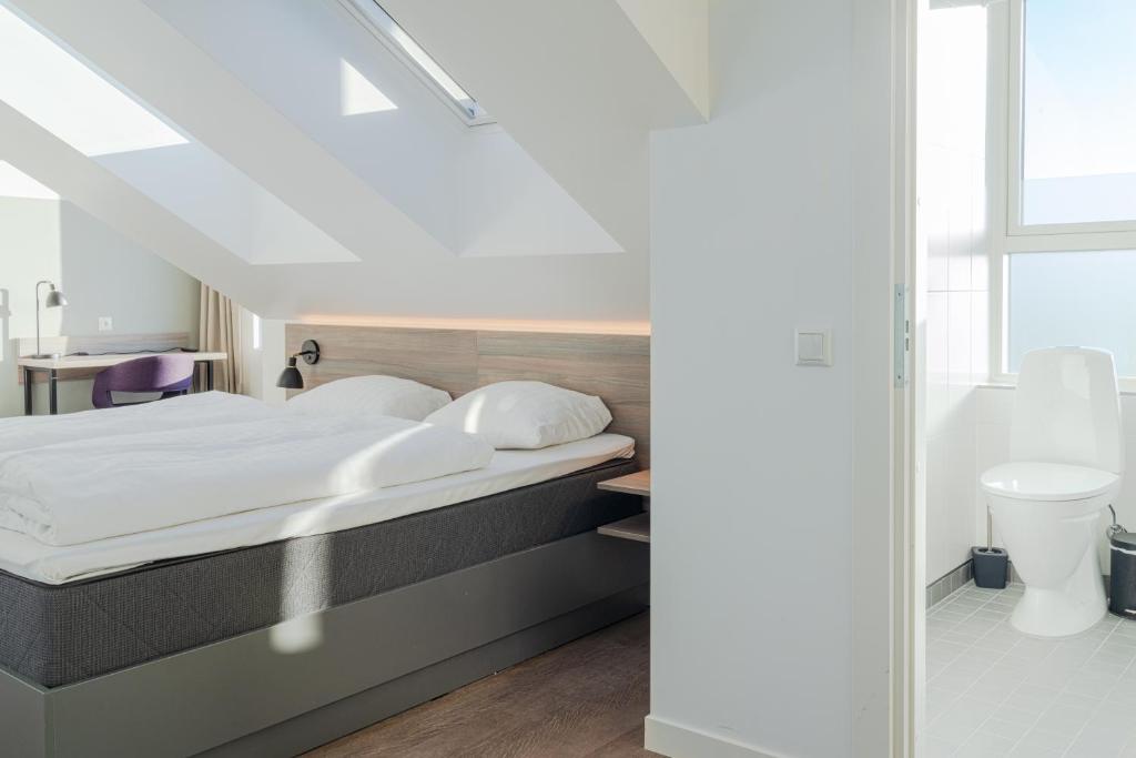 Postel nebo postele na pokoji v ubytování Copenhagen Go Hotel