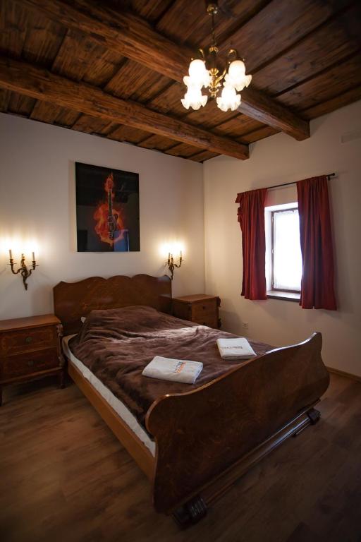 Postel nebo postele na pokoji v ubytování Grabensia Fogadó