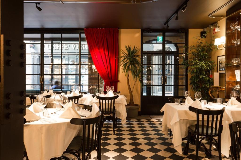 A restaurant or other place to eat at Speronari Suites