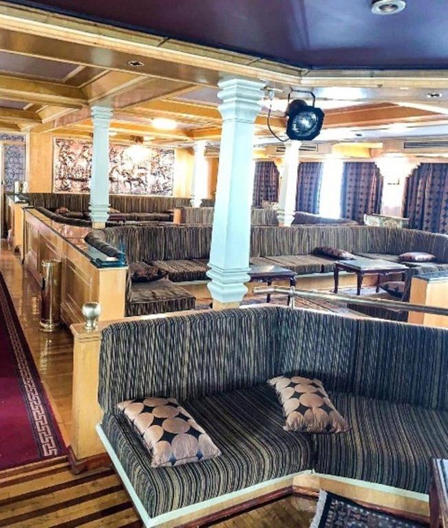 Posezení v ubytování King Tut I Nile Cruise - Every Monday 4 Nights from Luxor - Every Friday 7 Nights from Aswan