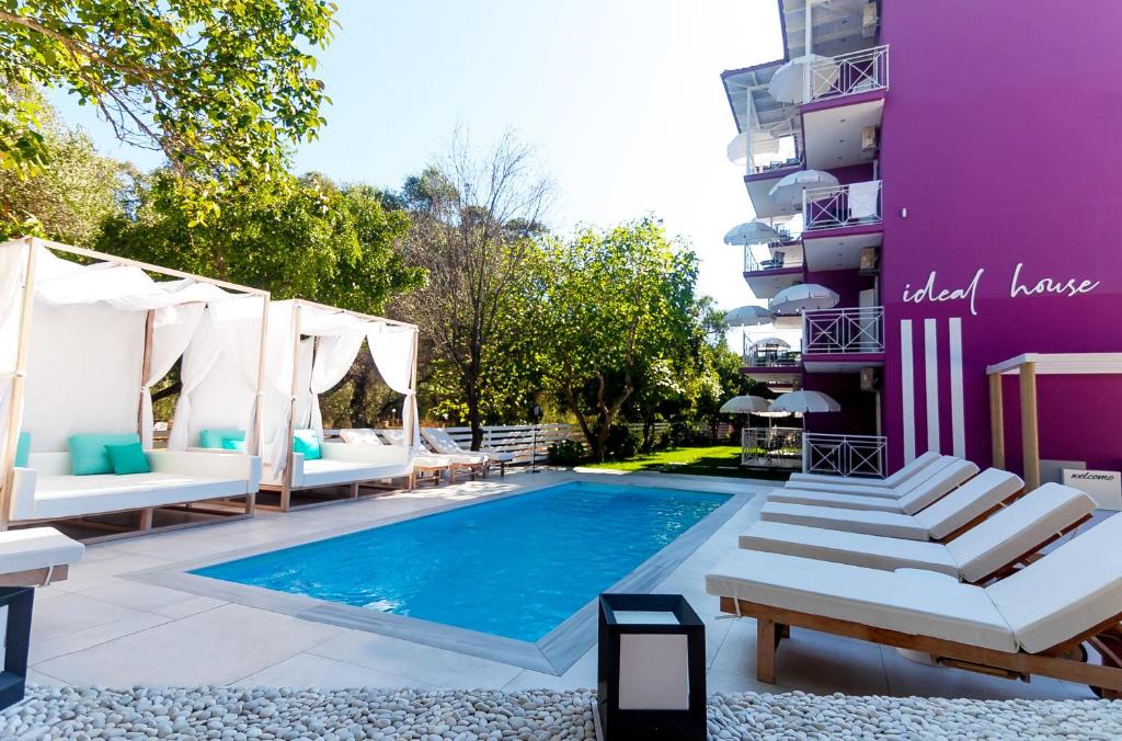 Bazén v ubytování Ideal Boutique Hotel nebo v jeho okolí