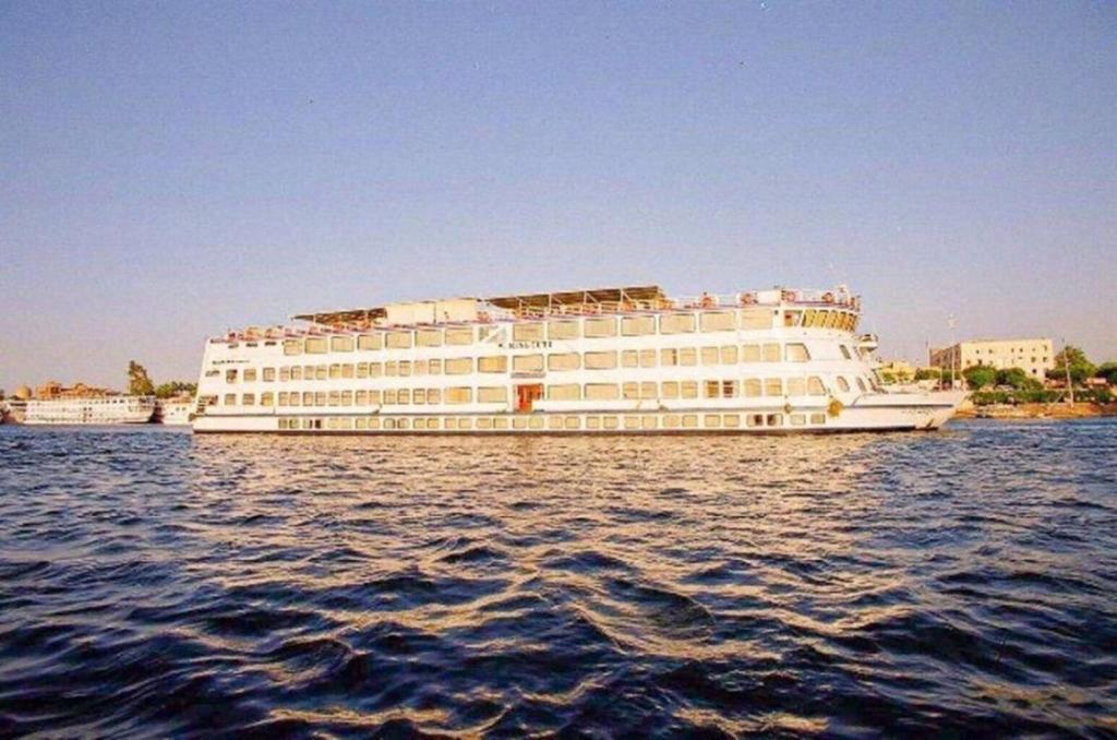 un gran crucero blanco sobre el agua en King Tut I Nile Cruise - Every Monday 4 Nights from Luxor - Every Friday 7 Nights from Aswan en Luxor