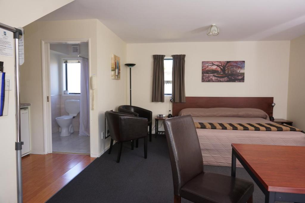 Postel nebo postele na pokoji v ubytování Sherborne Motor Lodge