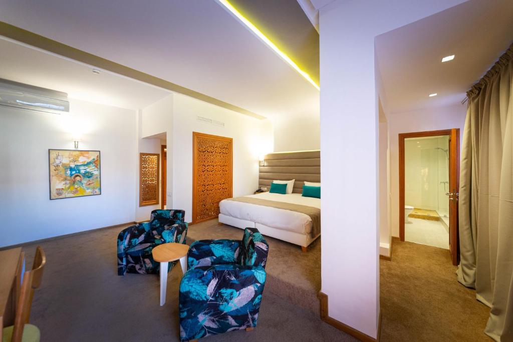 Postel nebo postele na pokoji v ubytování Hôtel Ibn Batouta