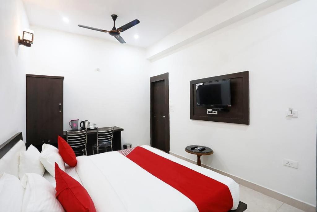 Postel nebo postele na pokoji v ubytování Hotel Agra Hotel Kamla Palace