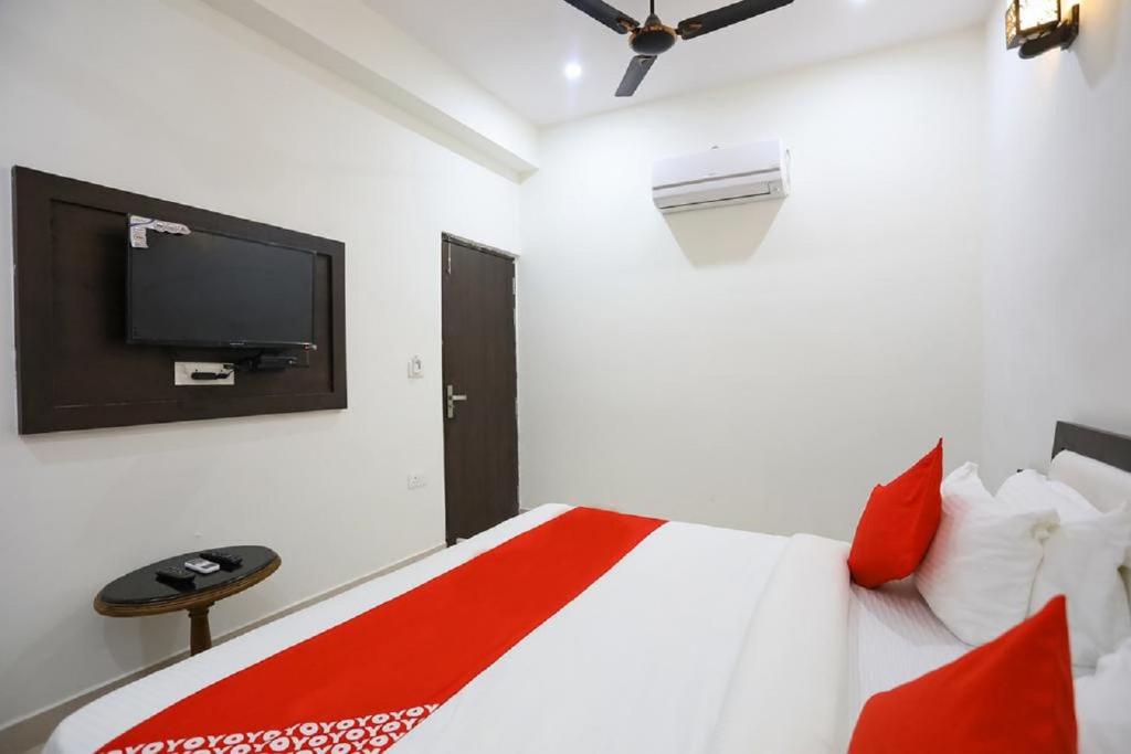 Postel nebo postele na pokoji v ubytování Hotel Agra Hotel Kamla Palace