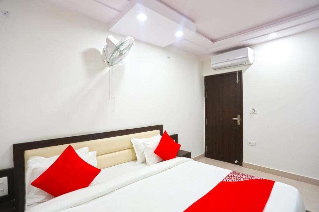 Postel nebo postele na pokoji v ubytování Hotel Agra Hotel Kamla Palace