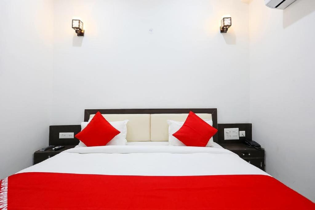 Postel nebo postele na pokoji v ubytování Hotel Agra Hotel Kamla Palace