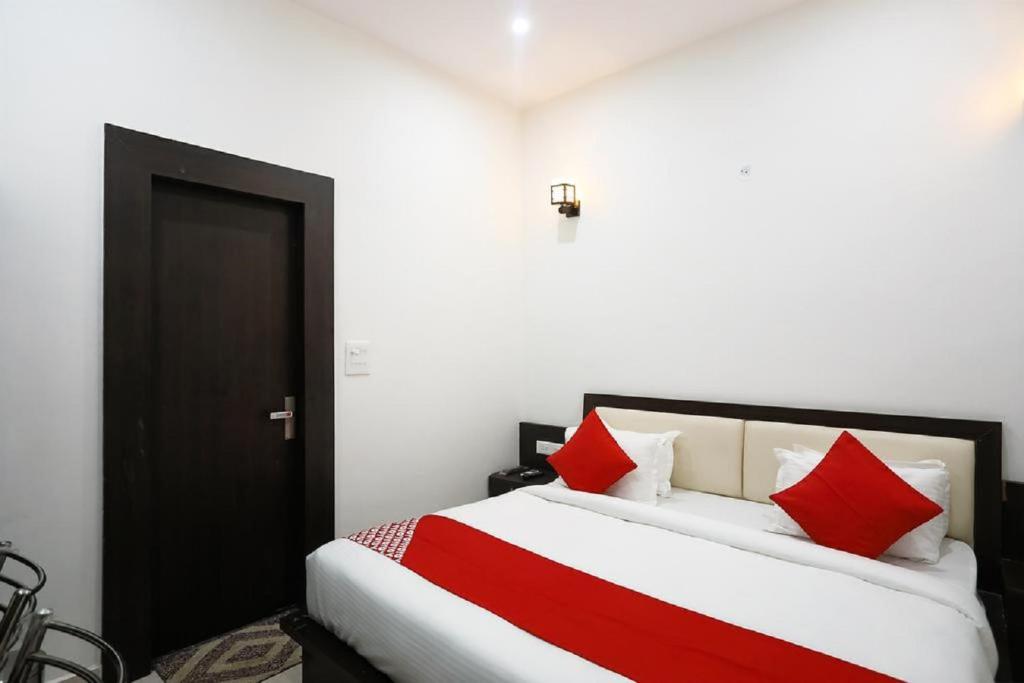 Postel nebo postele na pokoji v ubytování Hotel Agra Hotel Kamla Palace
