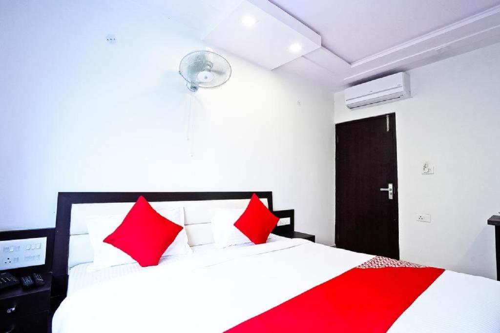 Postel nebo postele na pokoji v ubytování Hotel Agra Hotel Kamla Palace