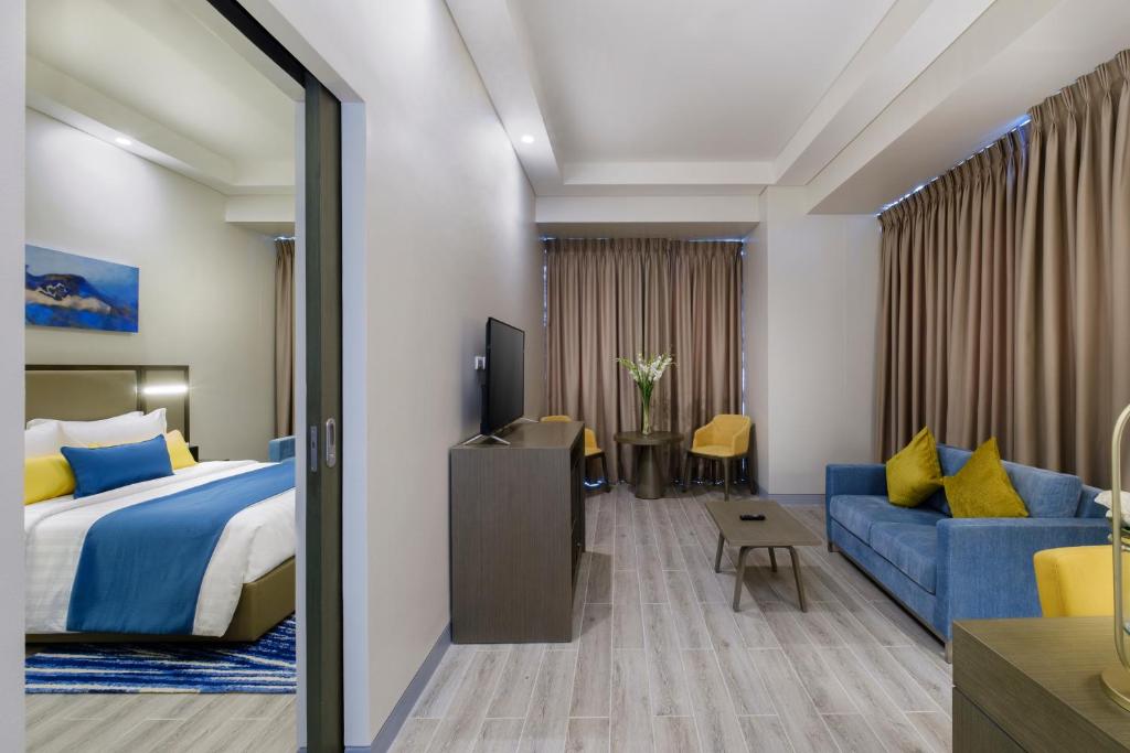 Uma cama ou camas num quarto em Savoy Hotel Mactan