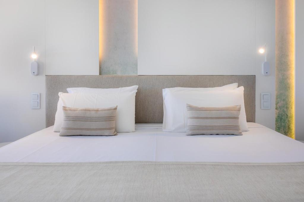 Cama ou camas em um quarto em Marins Beach Club - Adults Only Hotel