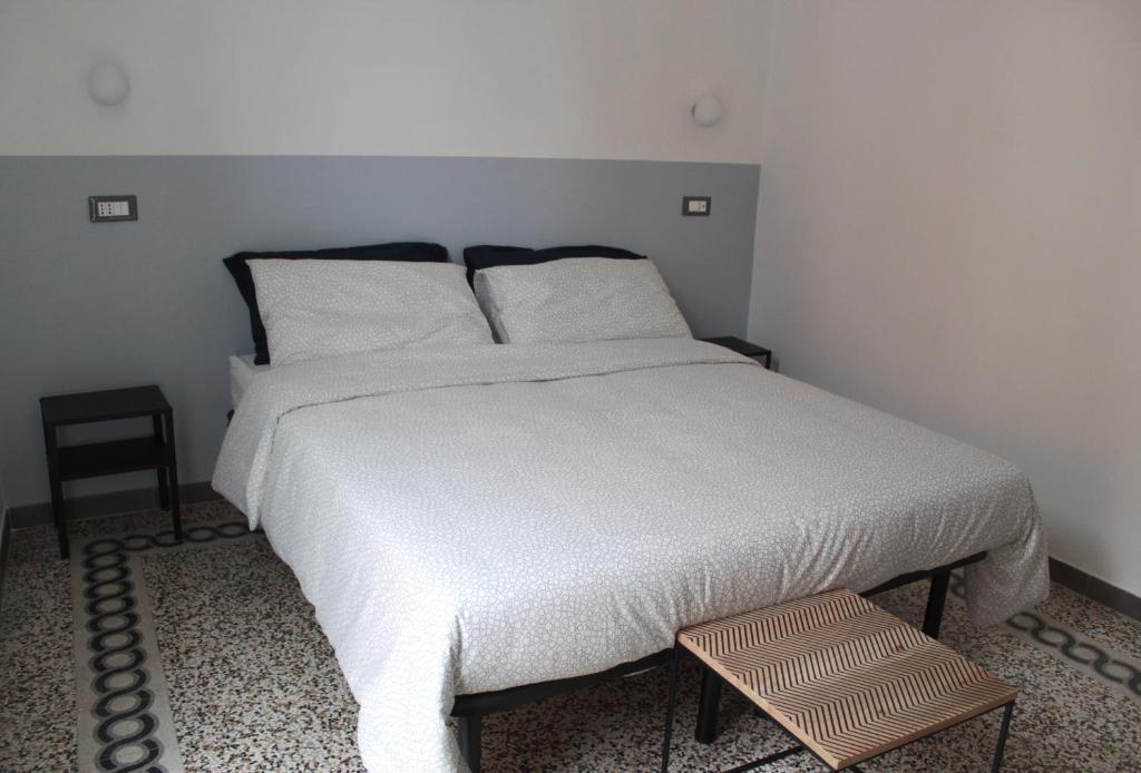 1 cama con sábanas blancas y almohadas en una habitación en CAMERA GIGLIA en Manarola