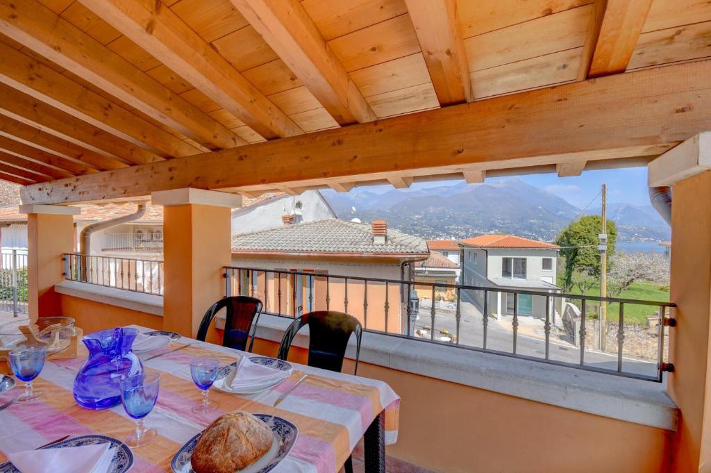 聖費利切德爾貝納科的住宿－Cappuccino，阳台的桌子,享有房子的景色