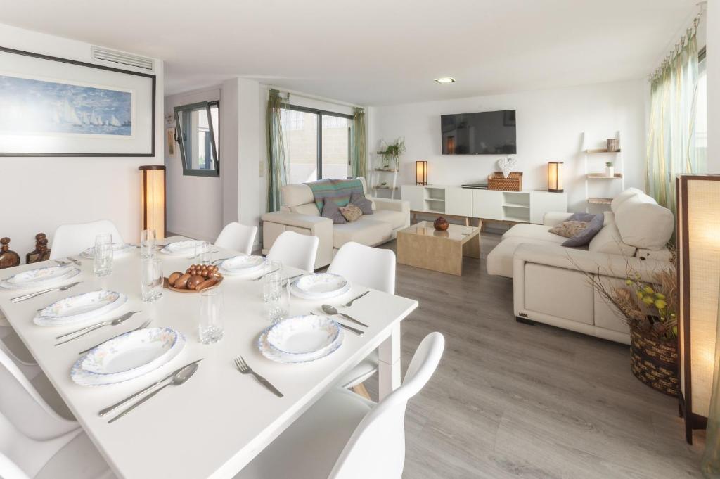 a white dining table and chairs in a living room at Gandia Confort Treviso in Gandía