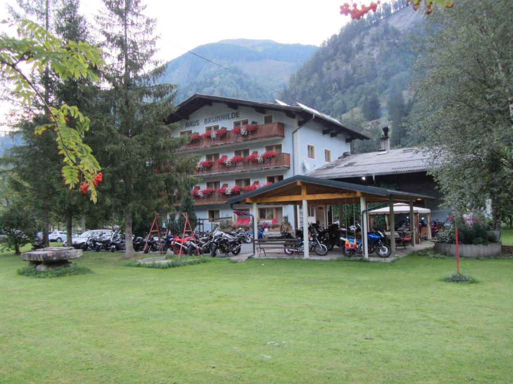 un grande edificio con moto parcheggiate di fronte di Haus Brunhilde a Fusch an der Glocknerstrasse