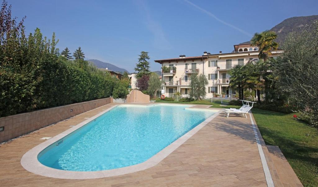 een zwembad in een tuin naast een gebouw bij Il Cedro in Salò