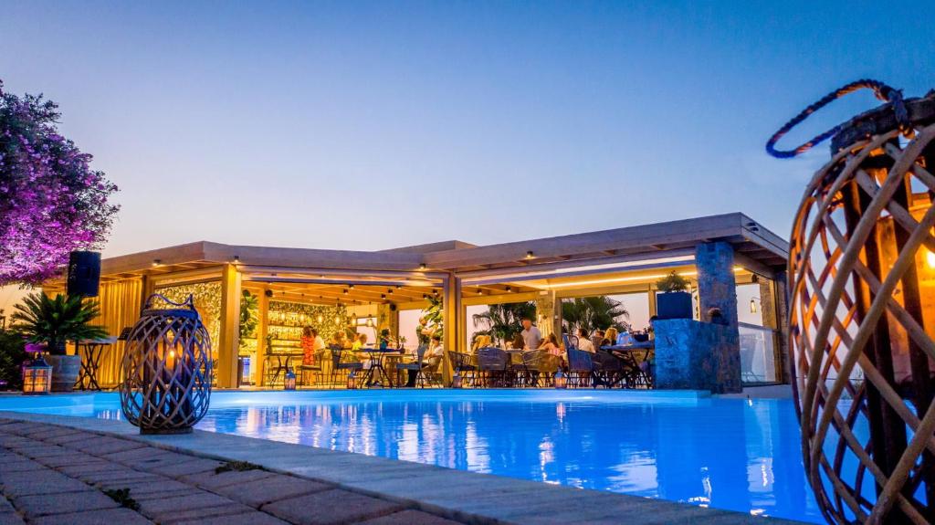 Bazén v ubytování Creta Blue Boutique Hotel nebo v jeho okolí