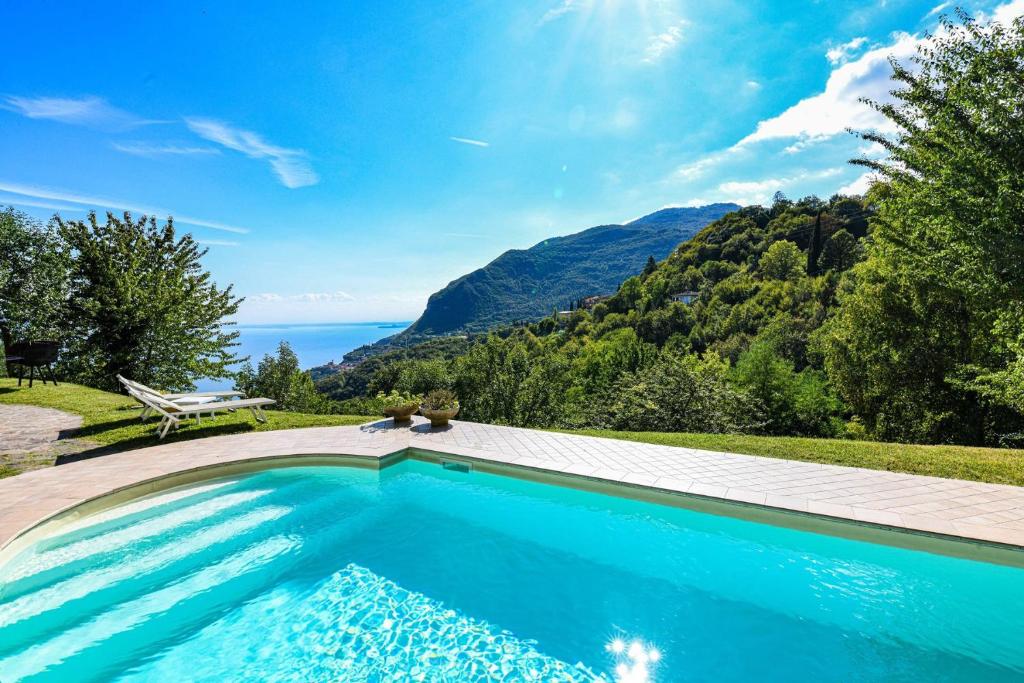 una piscina con vistas a las montañas en Malga Mary, en Tignale