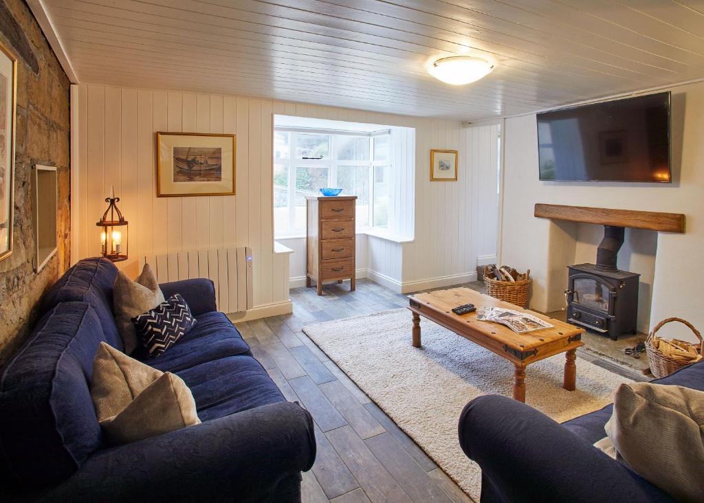 TV a/nebo společenská místnost v ubytování Host & Stay - Gull's Haven Cottage