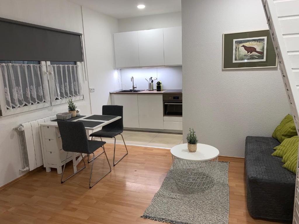 een woonkamer met een tafel en een keuken bij Appartement Höhscheid in Solingen