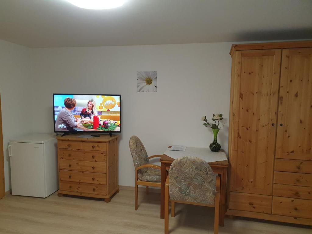 TV a/nebo společenská místnost v ubytování Hotel Andreasstuben