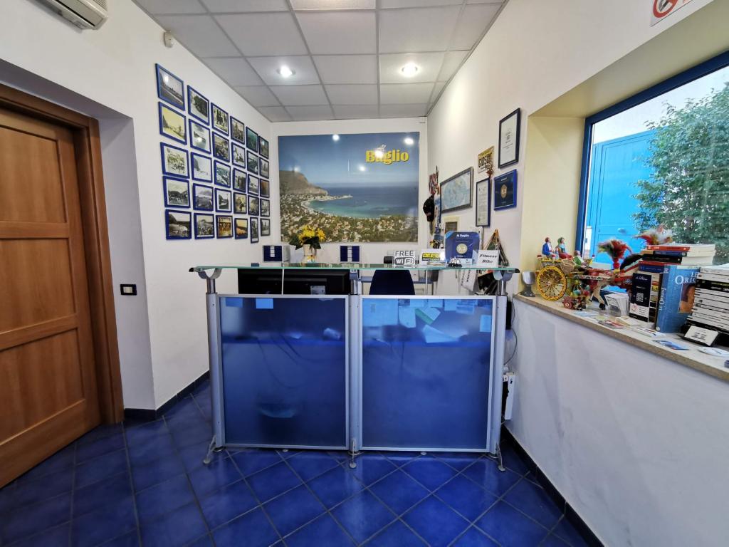 un hall d'un restaurant avec un sol bleu dans l'établissement Al Baglio, à Mondello