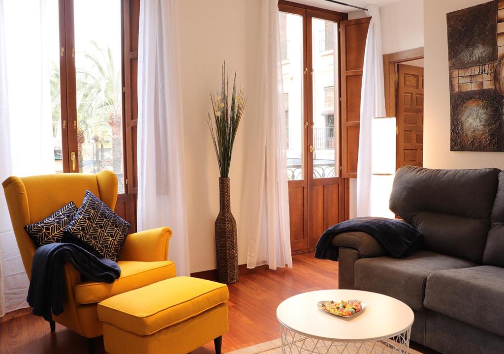 sala de estar con sofá, silla y mesa en Deluxe Cathedral, en Granada