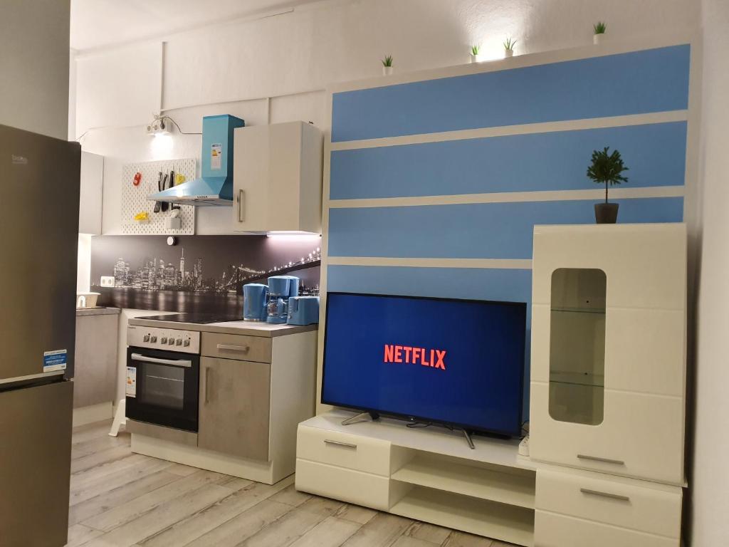 una cocina con TV en el medio. en Central Lichtenberger Apartment for 6 People, en Berlín