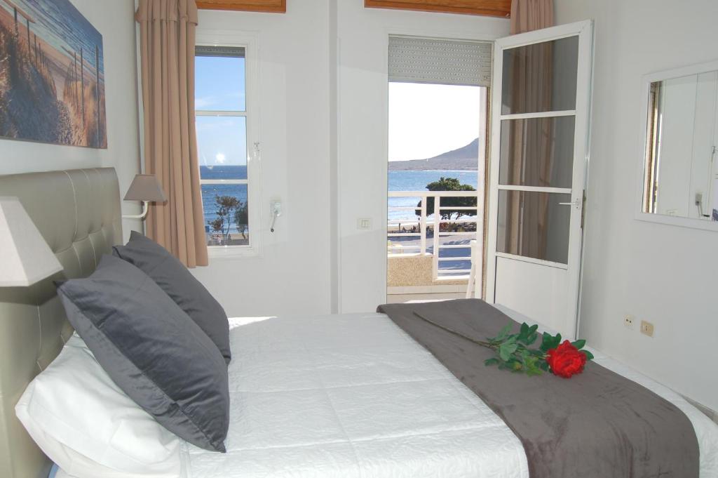 Posteľ alebo postele v izbe v ubytovaní APARTAMENTOS LOS LAURELES