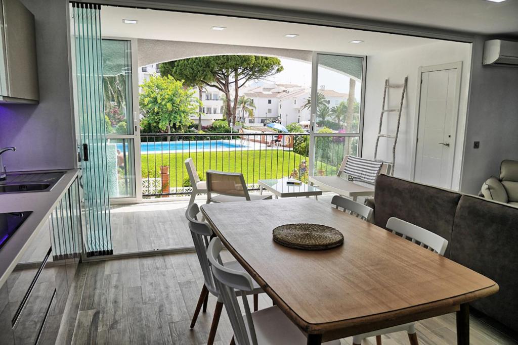 kuchnia i jadalnia ze stołem i krzesłami w obiekcie Neenies Nerja - Carabeo Luxury Apartment w mieście Nerja