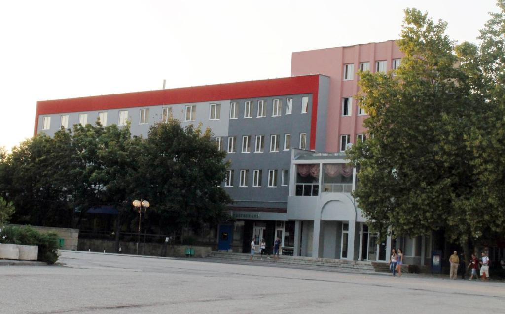 Hotel Mizia في تارغوفيشته: مبنى فيه ناس تمشي امامه