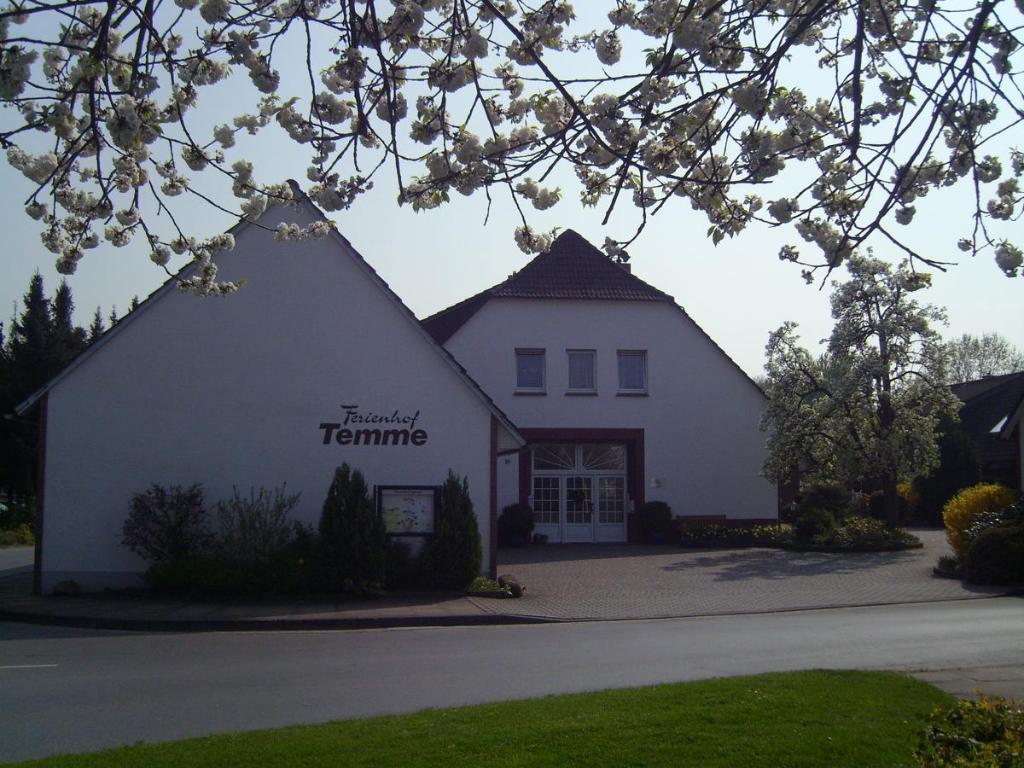 un bâtiment blanc avec un panneau sur son côté dans l'établissement Ferienhof Temme, à Bad Rothenfelde