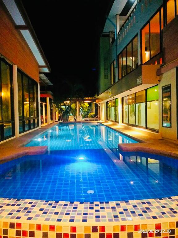 Bazén v ubytování โรงแรมฟร้อนบีช frontbeach nebo v jeho okolí