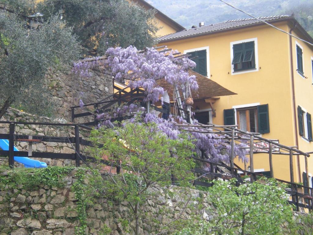 una corona de flores púrpuras colgando sobre una pared en Agriturismo Il Sogno, en Lorsica