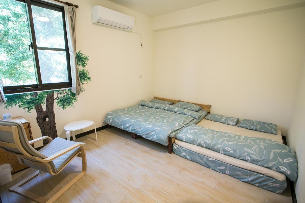 Postel nebo postele na pokoji v ubytování Tree House Café & Homestay