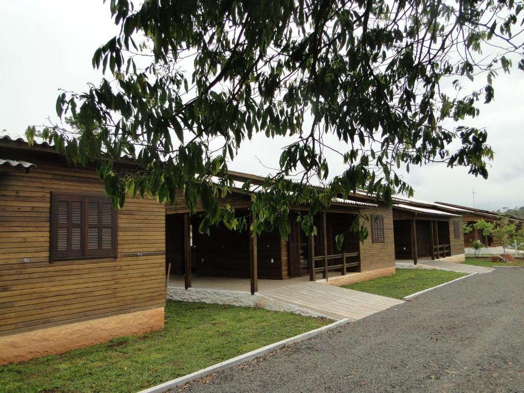 a building on the side of a street at CHALÉS DO VÔ LÉRIO/TORRES-RS in Torres