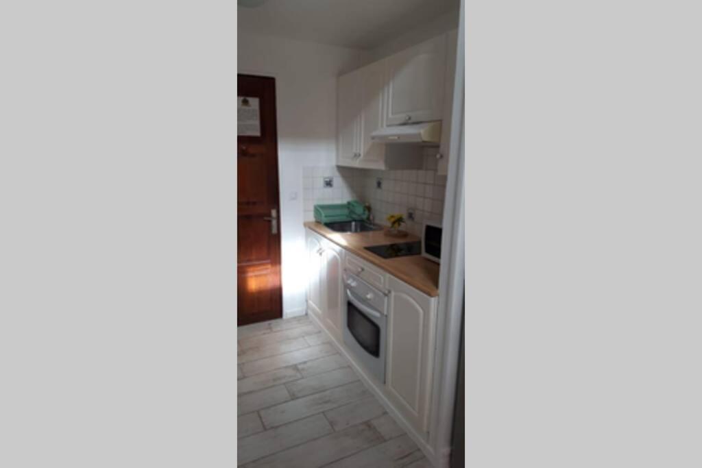Kuchyň nebo kuchyňský kout v ubytování Résidence Ti'Kéol - Appartements avec terrasse 2 à 4 personnes, piscine