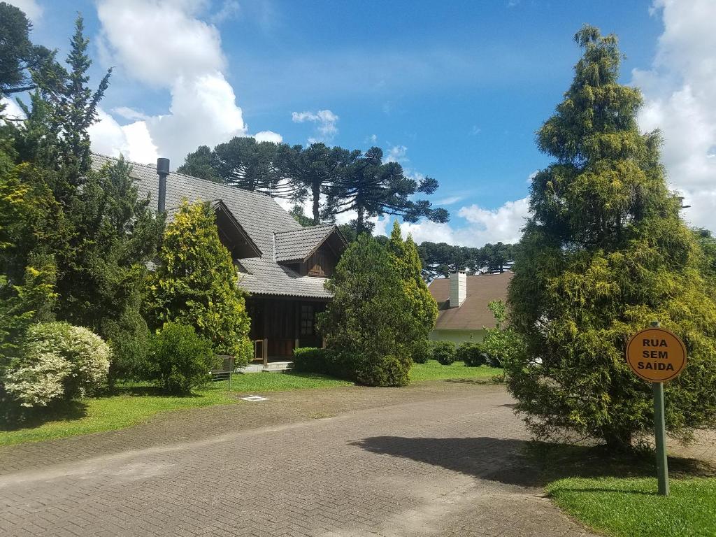 una casa con un cartel de venta delante de ella en Casa de Família - Quinta da Serra, en Canela