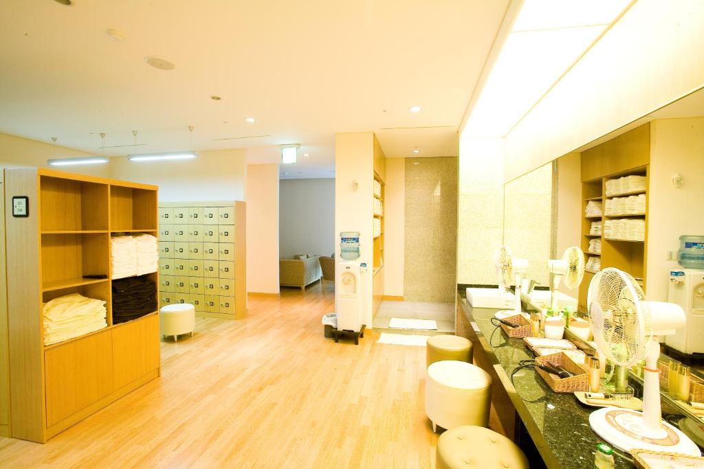 Kuchyň nebo kuchyňský kout v ubytování Daegu Grand Hotel