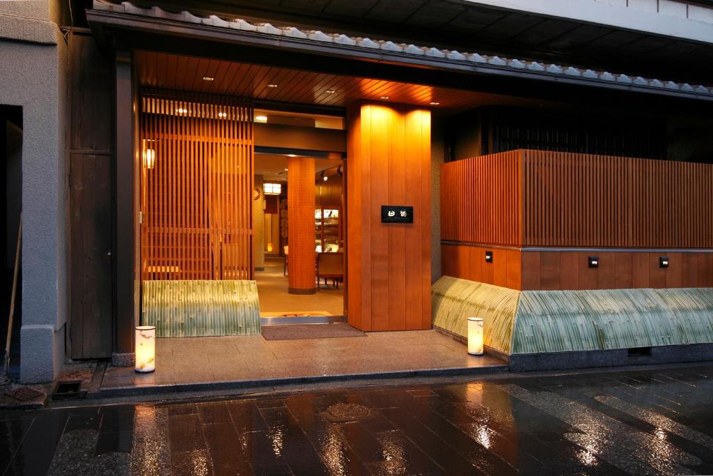 un vestíbulo de un edificio con una puerta abierta en Tazuru, en Kioto