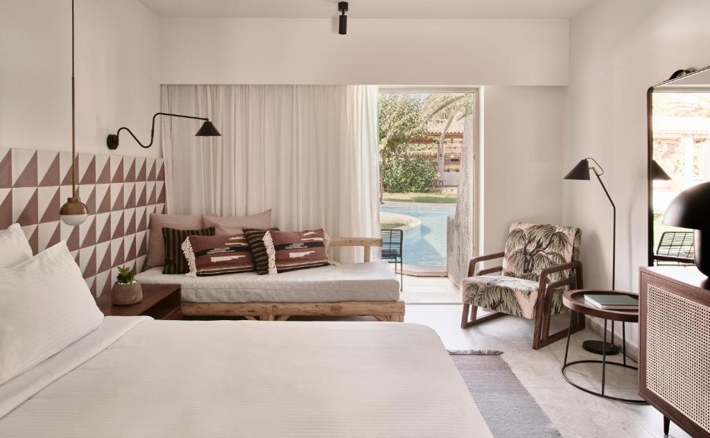 Część wypoczynkowa w obiekcie Phāea Cretan Malia, a Member of Design Hotels
