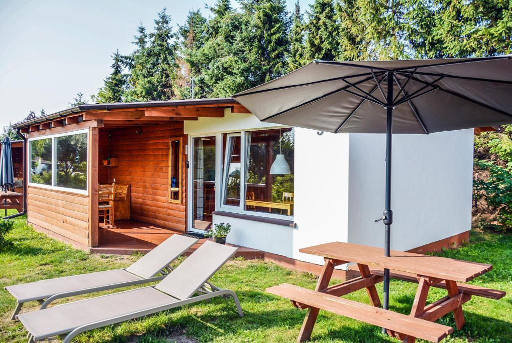 Κήπος έξω από το Domki Letniskowe Pod Orzechem Dziwnówek-Wrzosowo