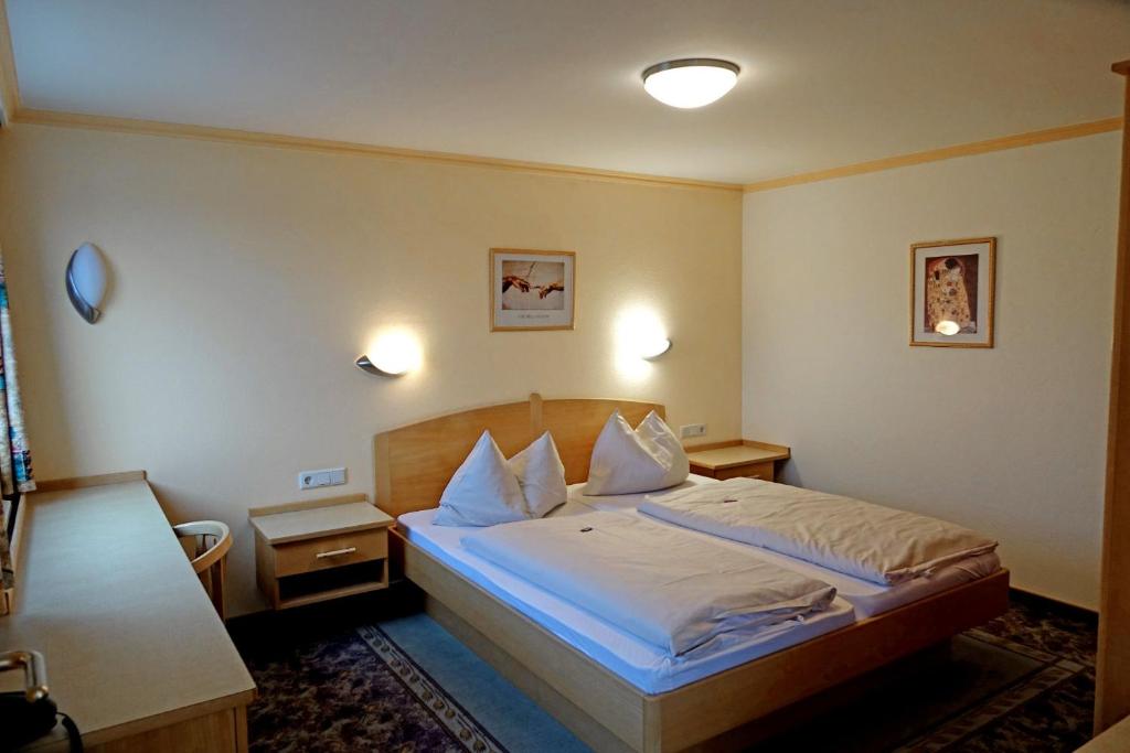 Postel nebo postele na pokoji v ubytování Premium Wanderhotel Steirerhof